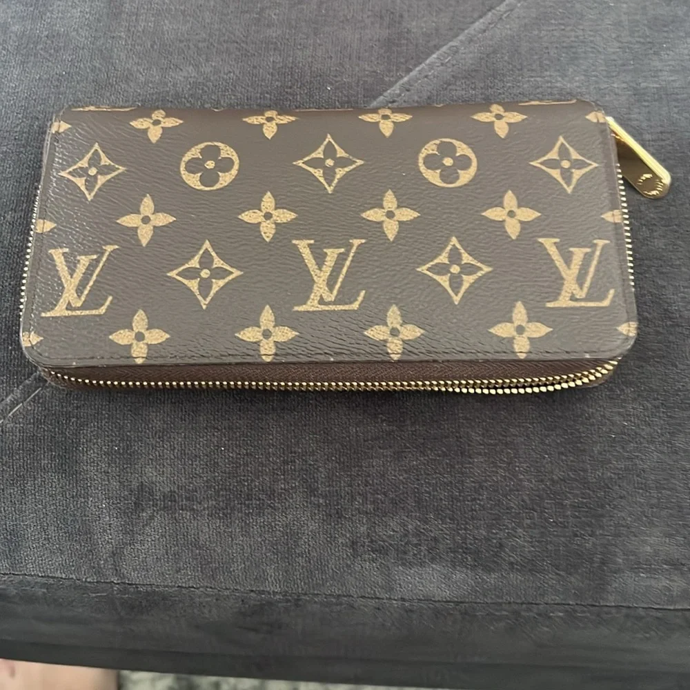 LV zippy wallet and box in great condition - Picture 3 of 5